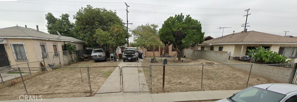 a view of a house with backyard