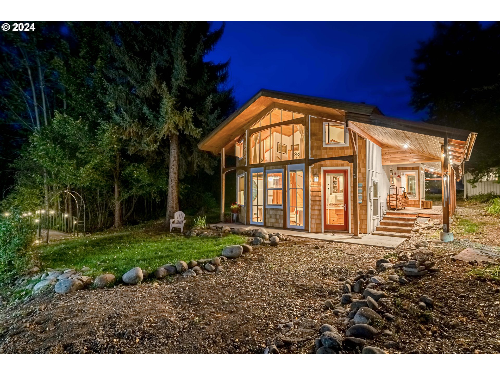 a view of a house with backyard