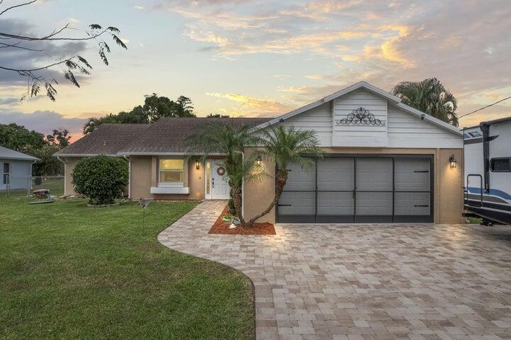 a view of a house with a yard