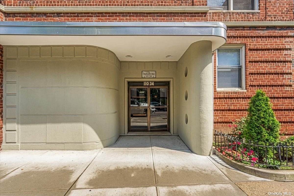 a view of entryway with a front door