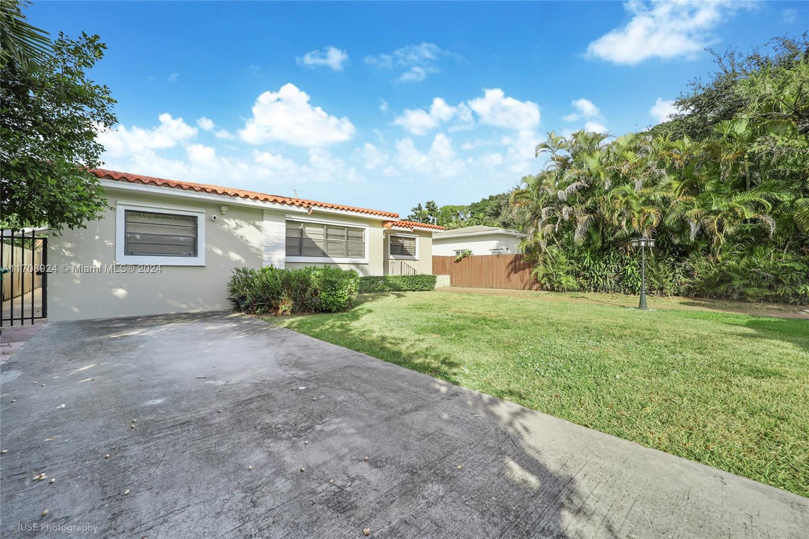 a view of a house with a backyard