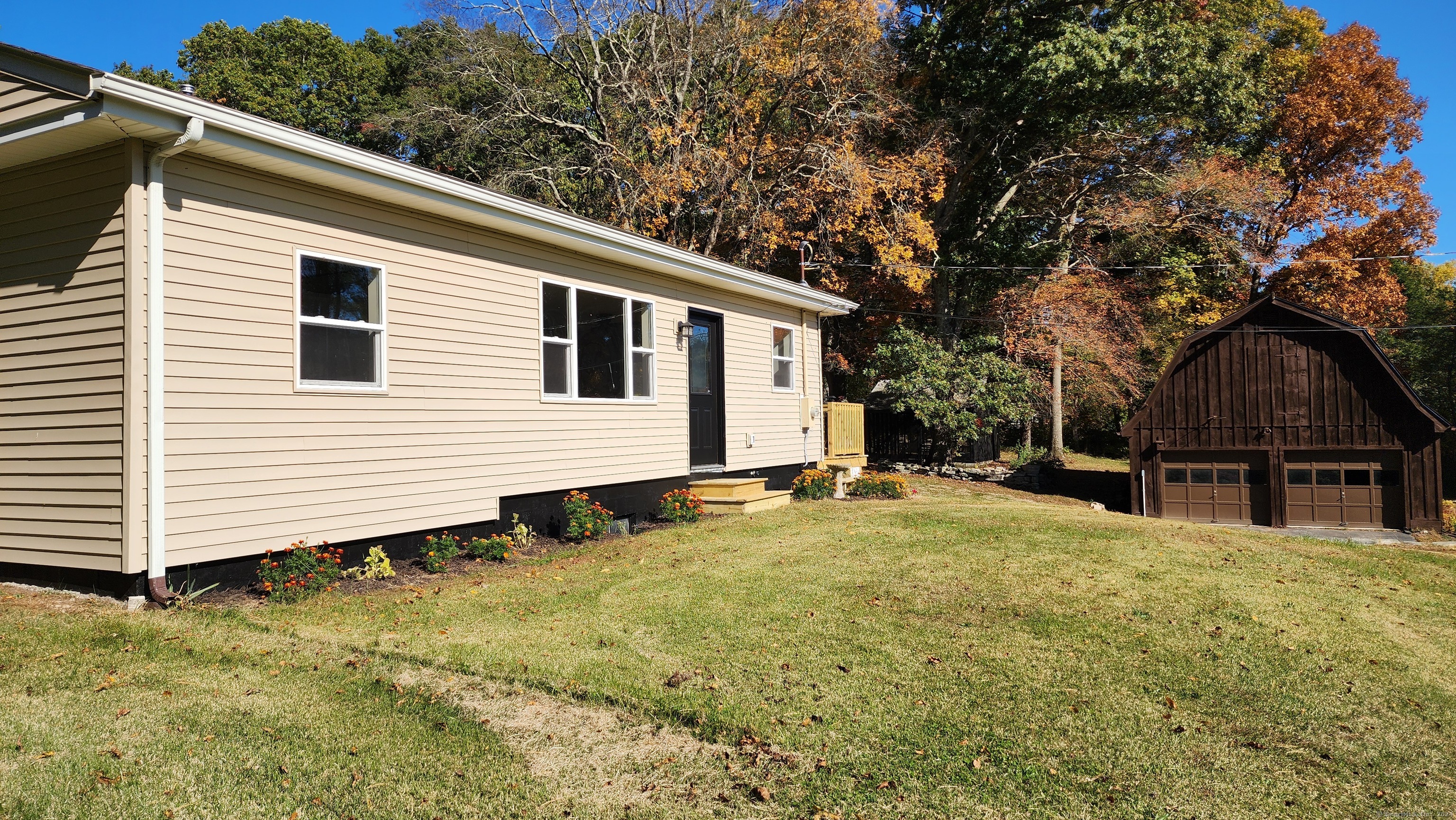 a view of a house with a yard