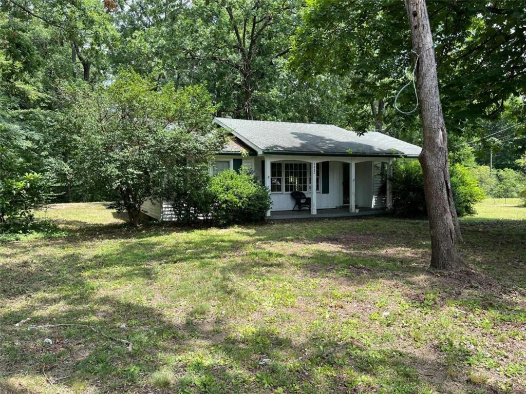 a view of a house with a yard