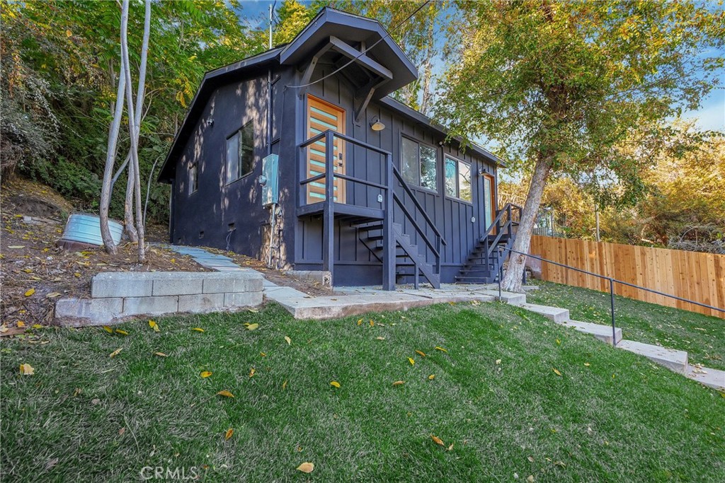 a view of a house with a yard