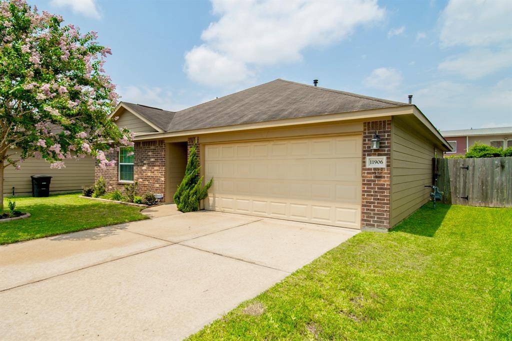 a front view of house with yard