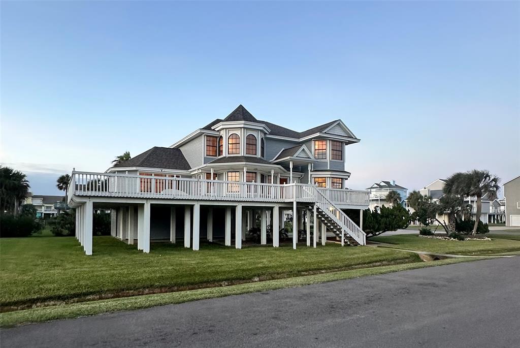 1 block from the shore line. This home has exterior roll down shutters on all windows including double pane windows. Built in 1988 This home was previously owned by Dr. & Mrs. John P. McGovern.