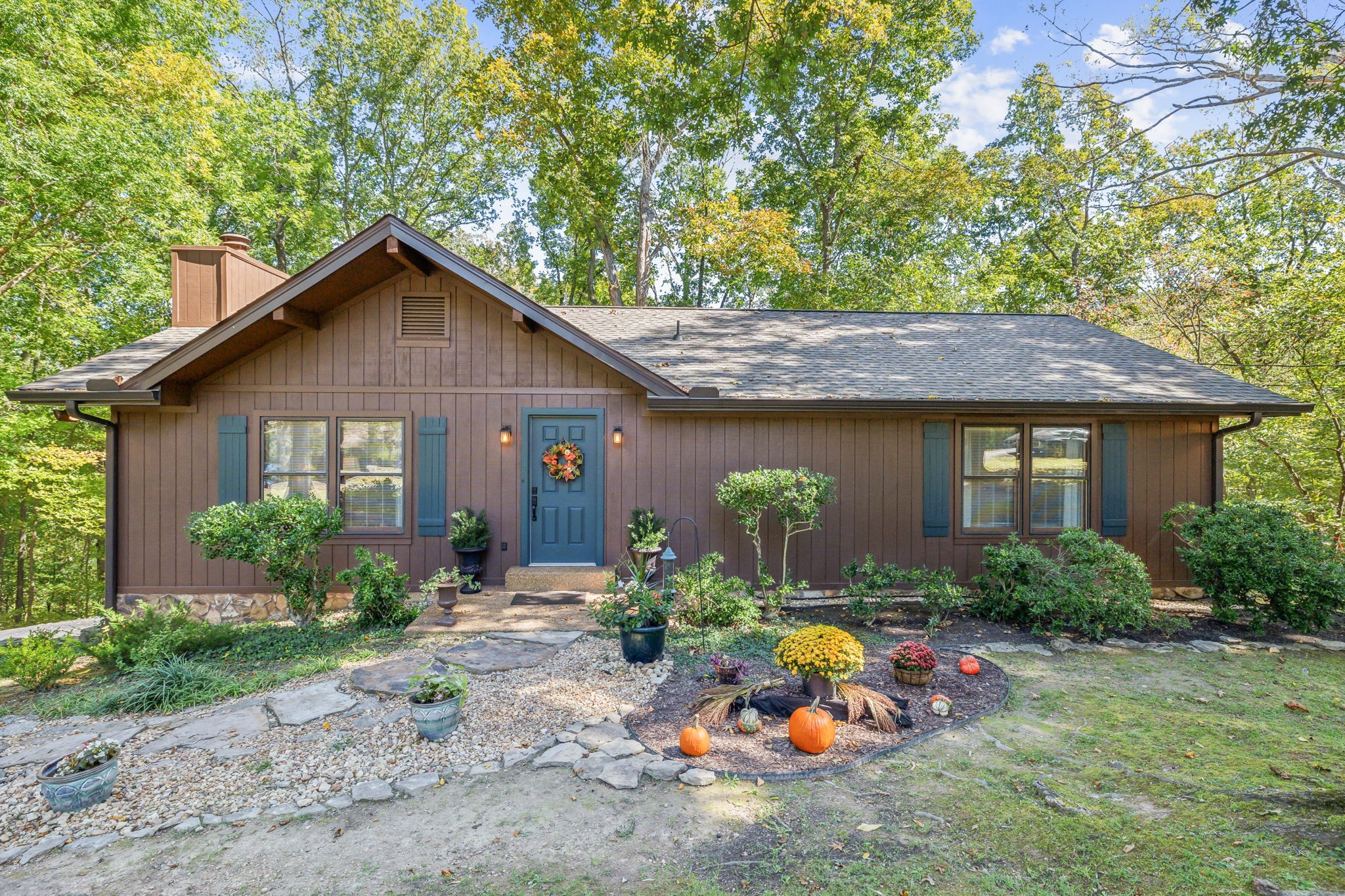 Welcome to 246 Harpeth Hills Drive!!!  This home is absolutely adorable!!