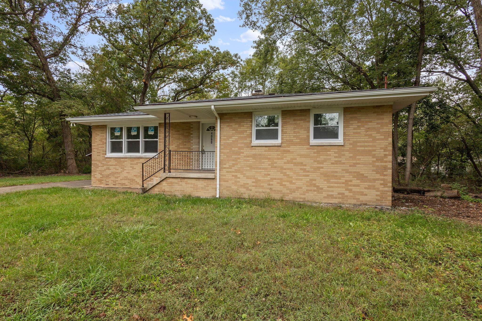 a view of a house with a yard