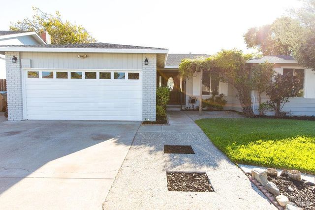 $685,000 | 108 East Lake Drive | Antioch