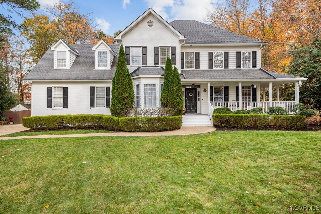 View of front facade featuring a front lawn and a