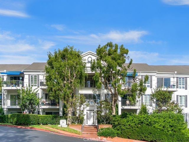 $975,000 | 200 McNeil Lane, Unit 204 | Newport Heights