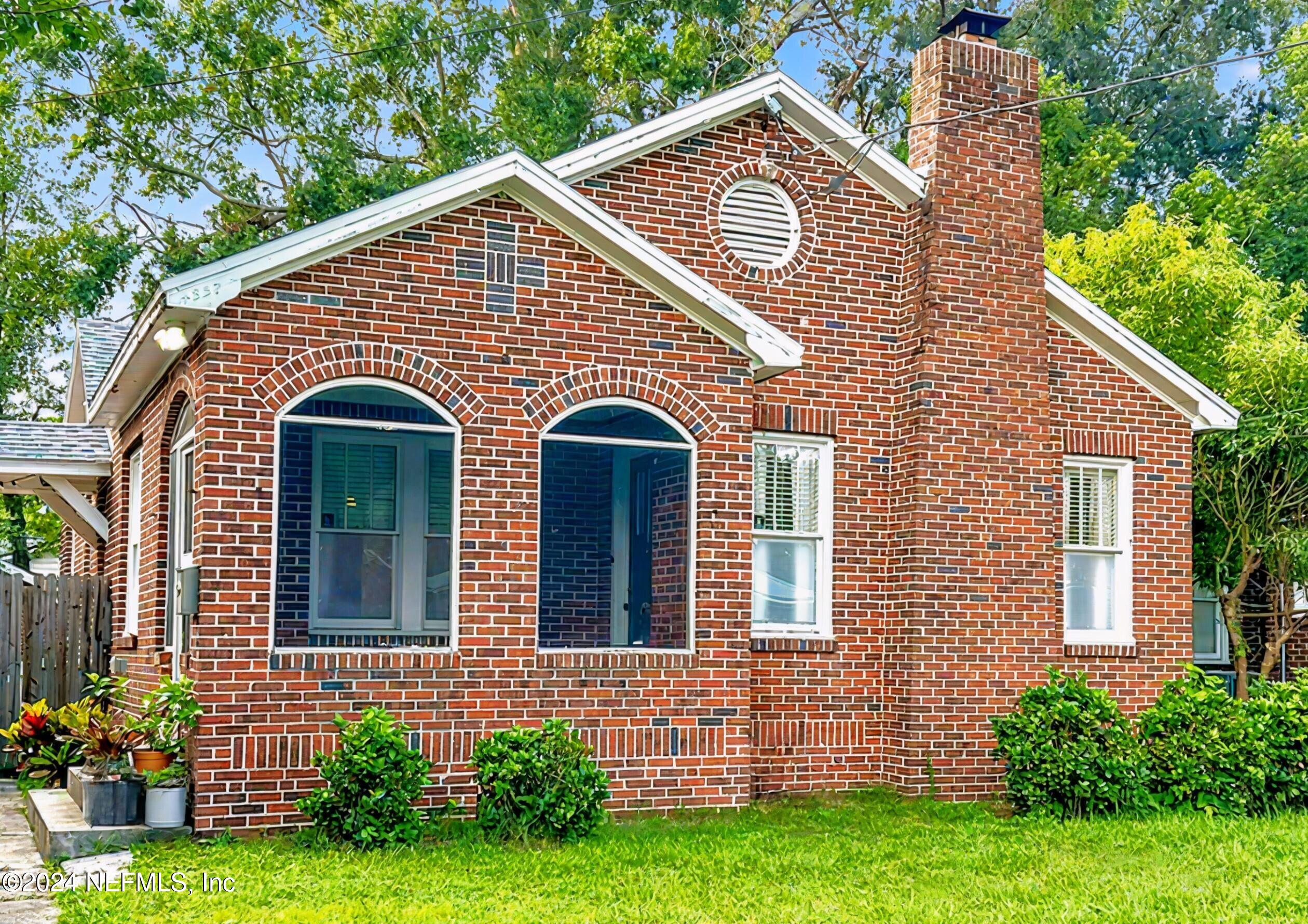 a view of front of a house with a yard