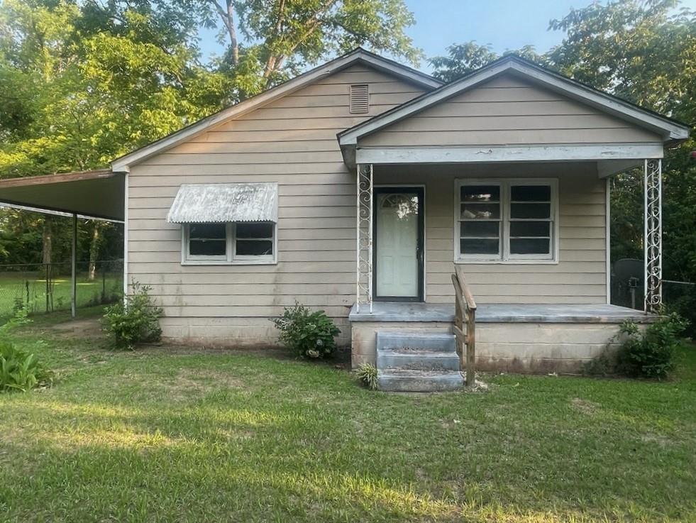 a view of a house with a yard