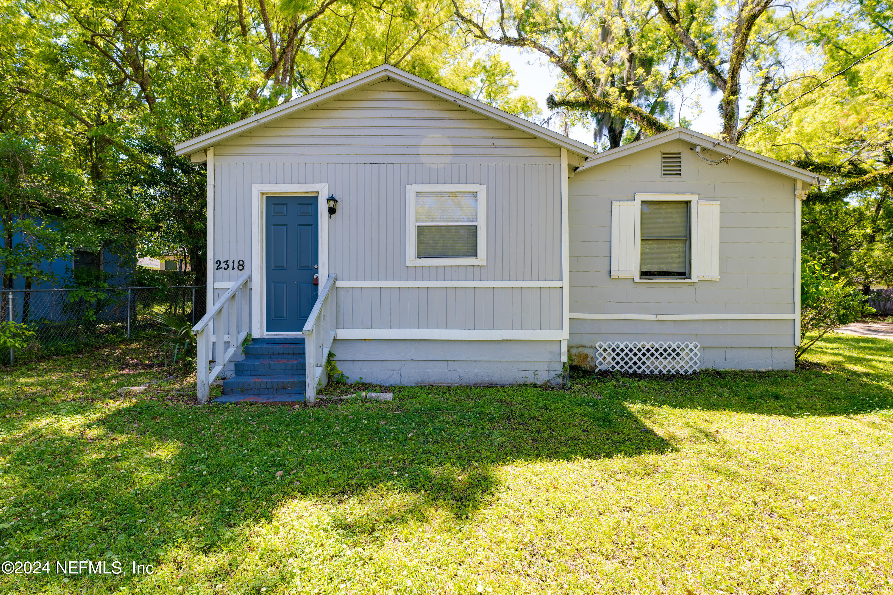 a view of a house with backyard