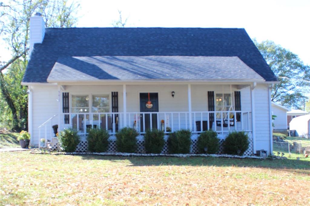 a view of a house with backyard and plants