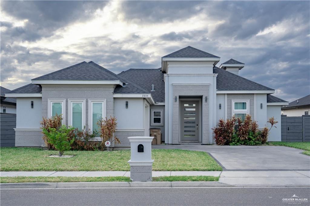 View of front facade featuring a front yard