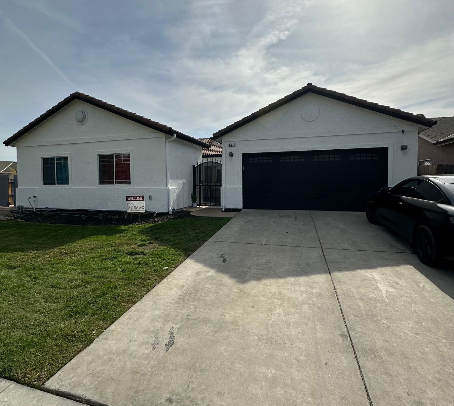 a front view of house with yard