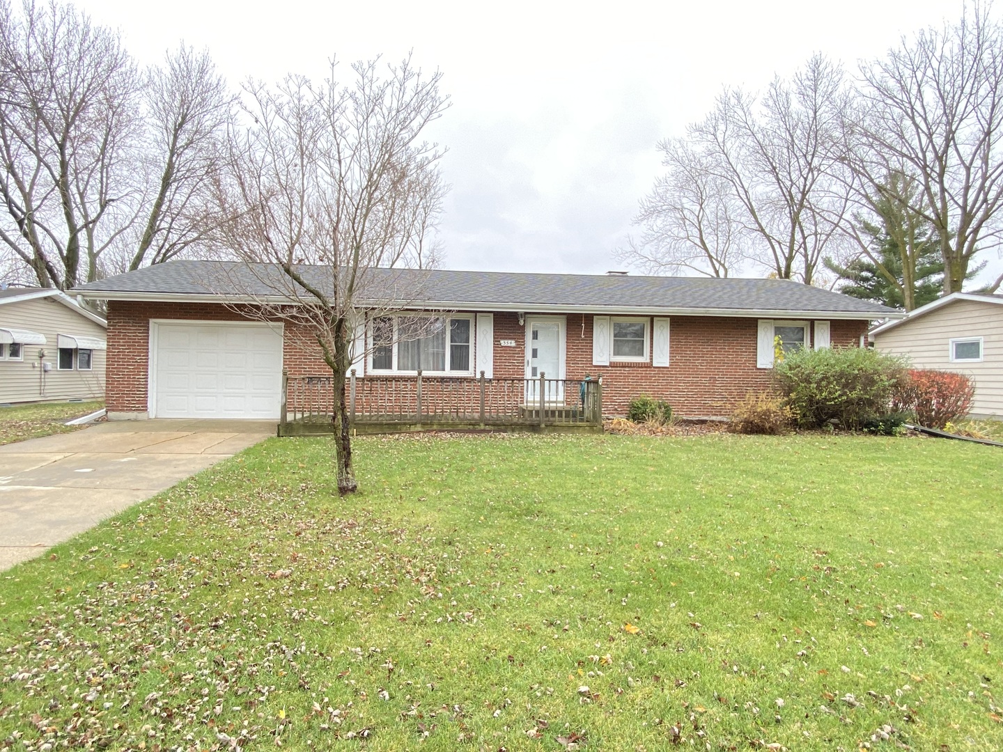 a view of a house with backyard and a tree