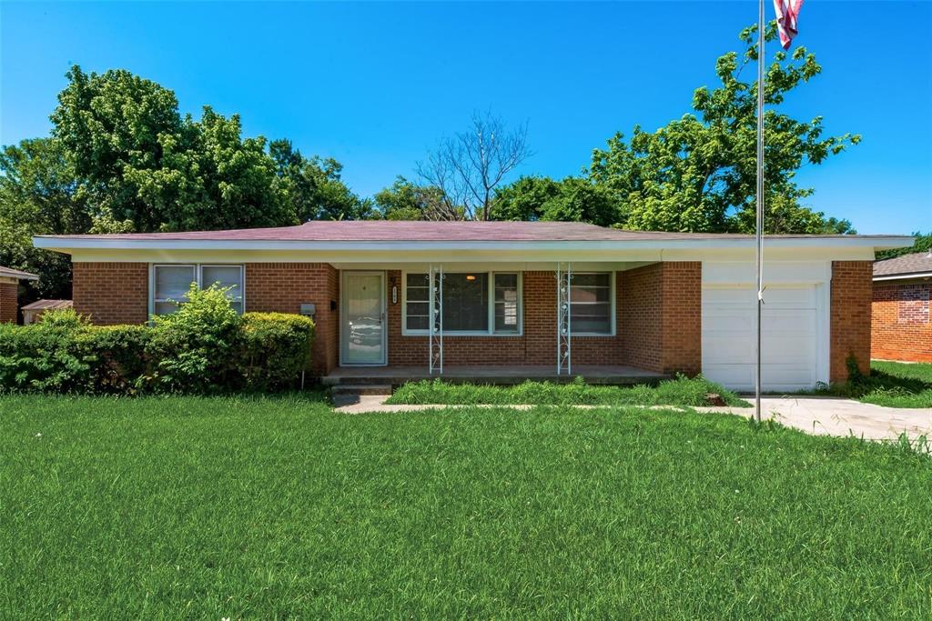 a view of an house with backyard space and garden