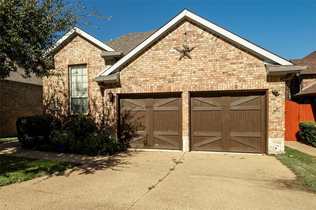 an outdoor view of house