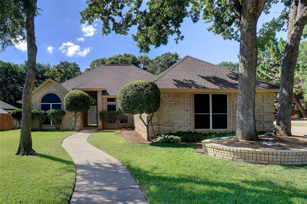 a view of a house with backyard and a tree