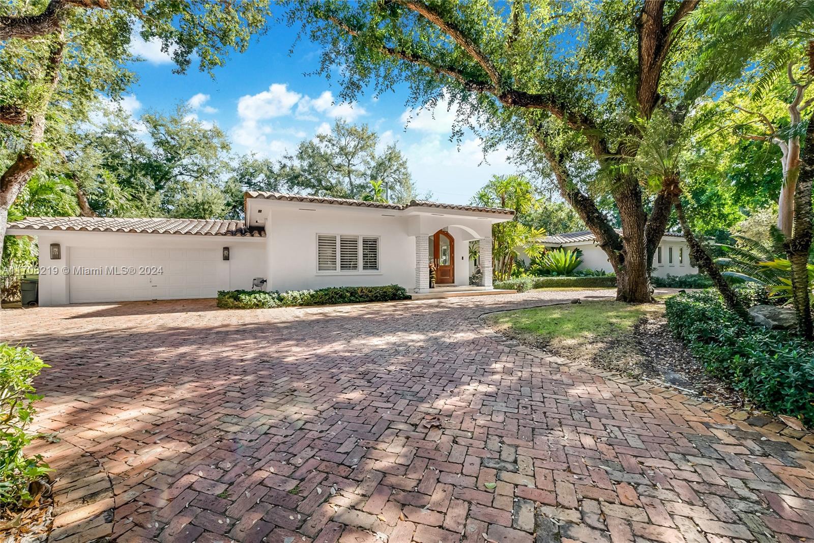 a view of a house with backyard and a tree