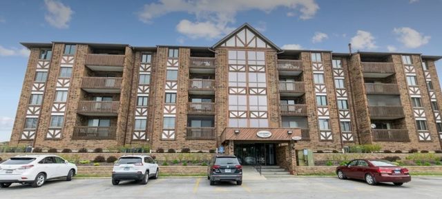 $204,900 | 10420 Circle Drive, Unit 28B | Oak Lawn