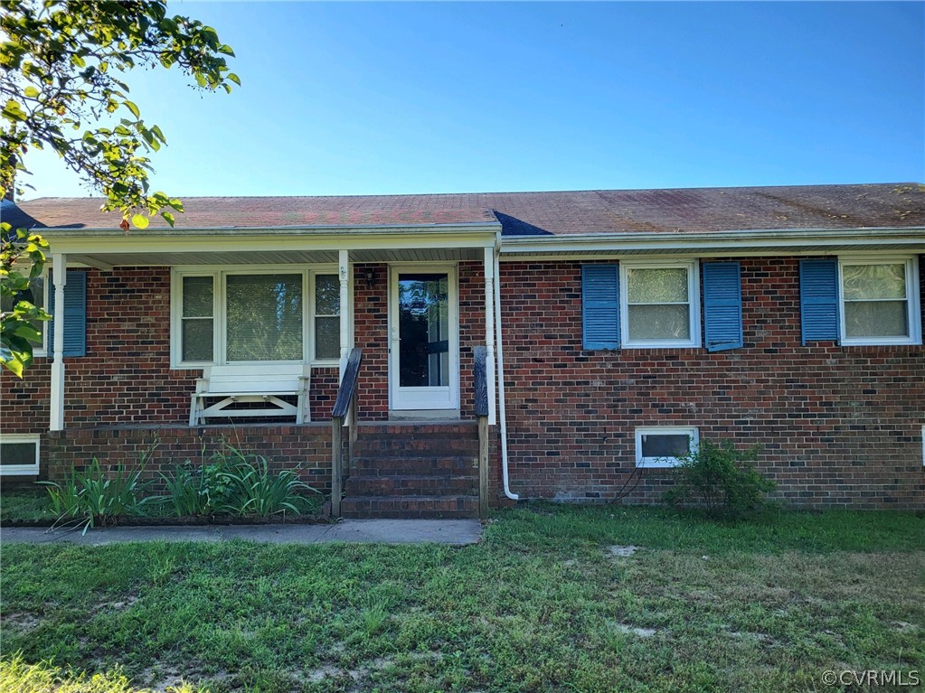 a view of a house with a yard