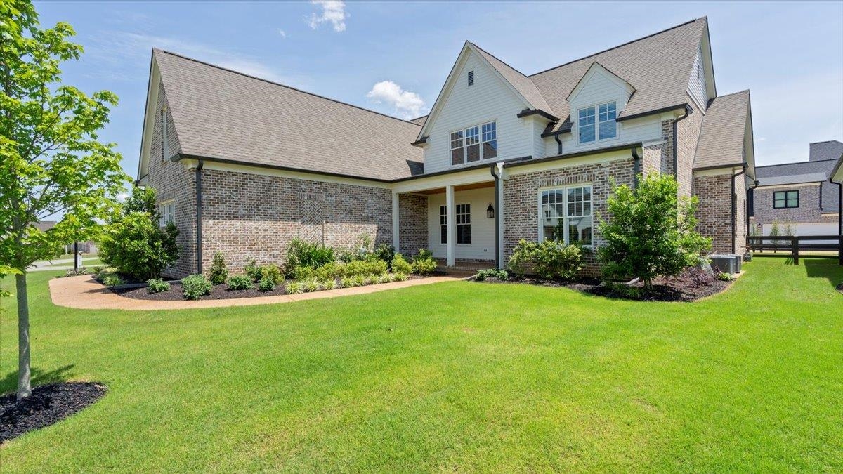 a view of a house with backyard and garden