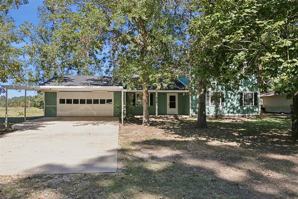 a view of a outdoor space in front of a house