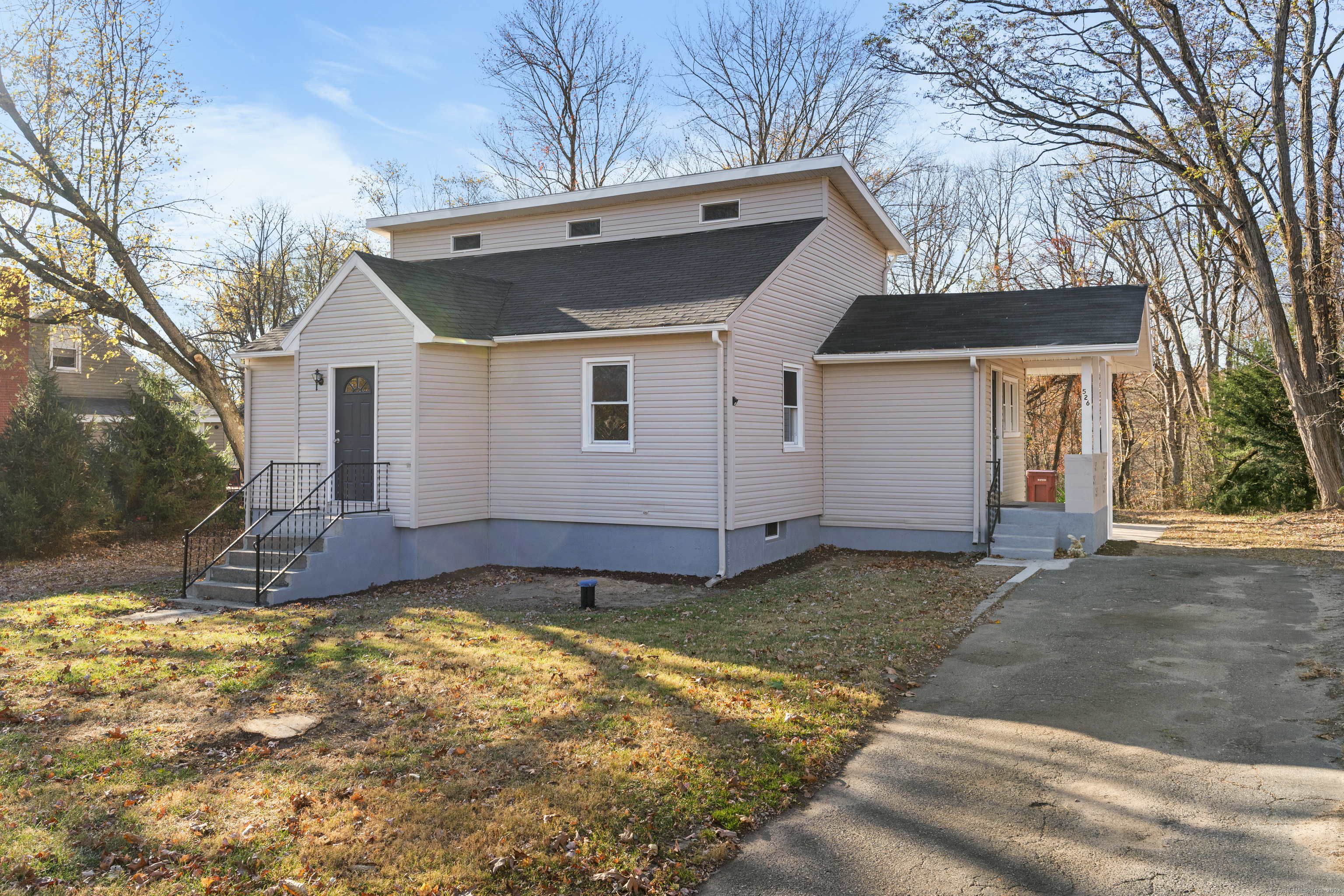 a view of a house with a yard