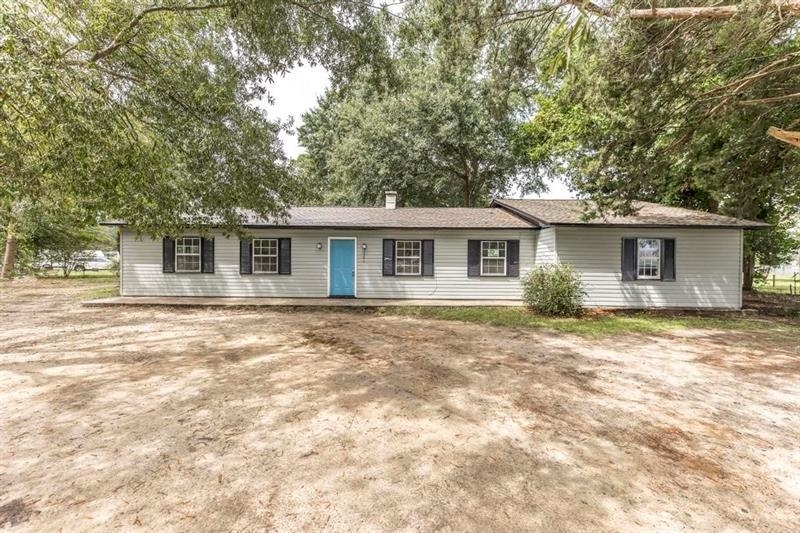 a view of a house with a yard