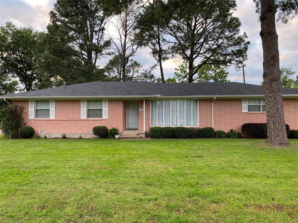 a view of a house with a backyard