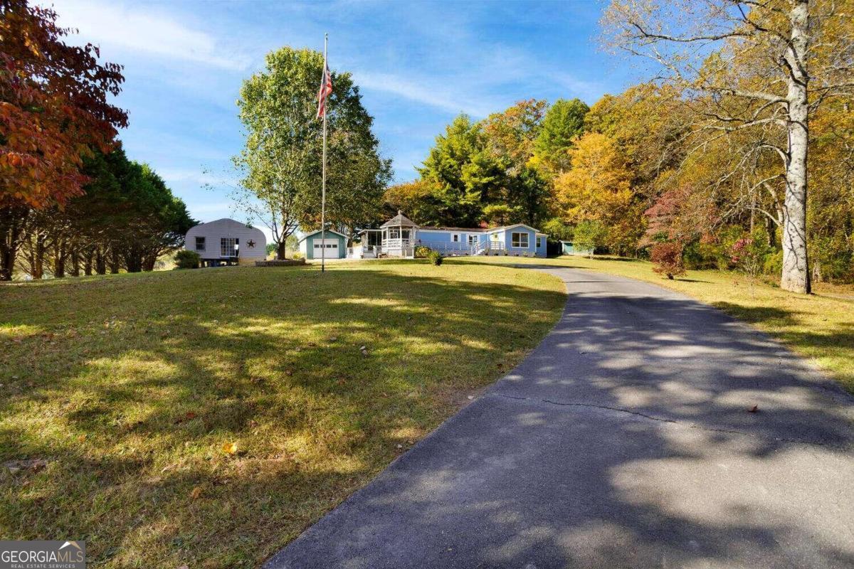 a view of a yard with a house