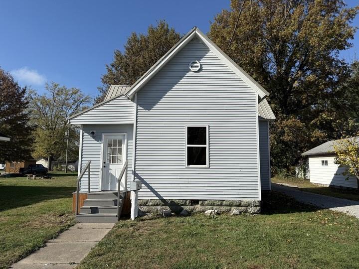 a view of a house with a yard