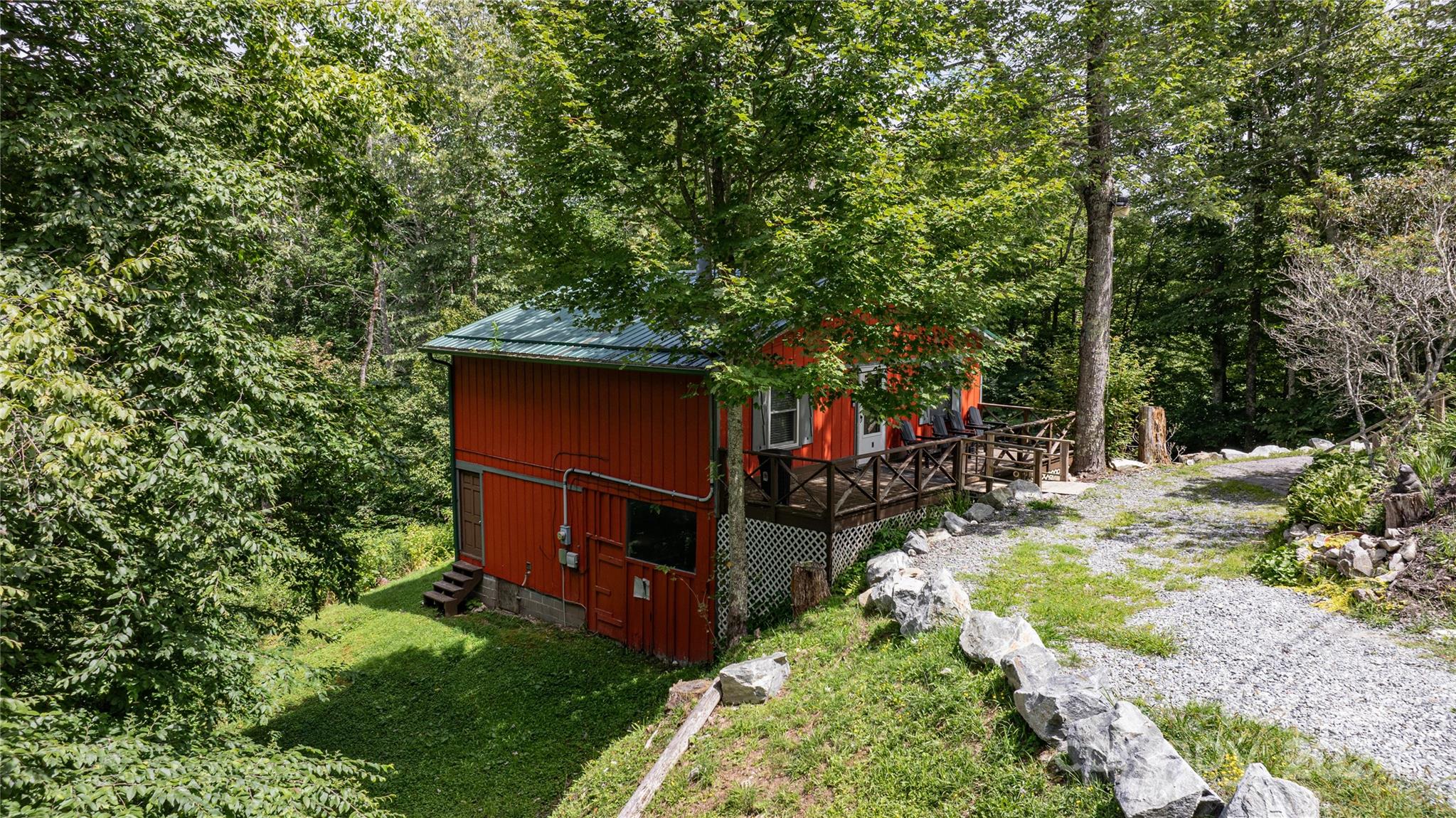 a view of backyard with a barn