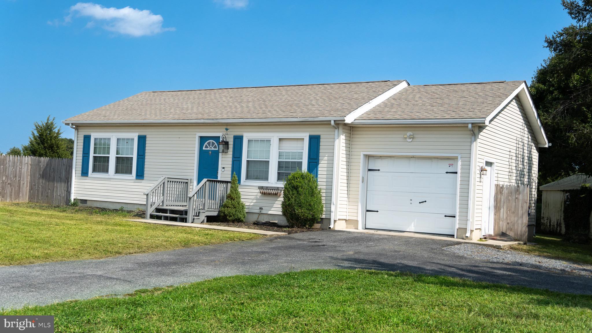 a view of a house with backyard