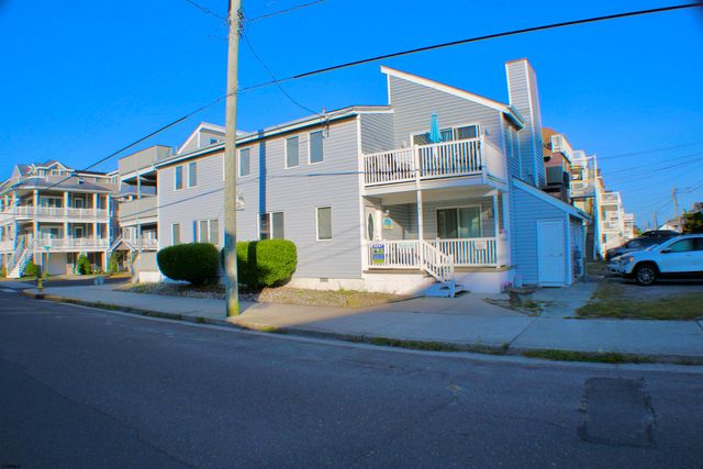 $1,199,900 | 342 Corinthian Avenue, Unit 2 | Corinthian