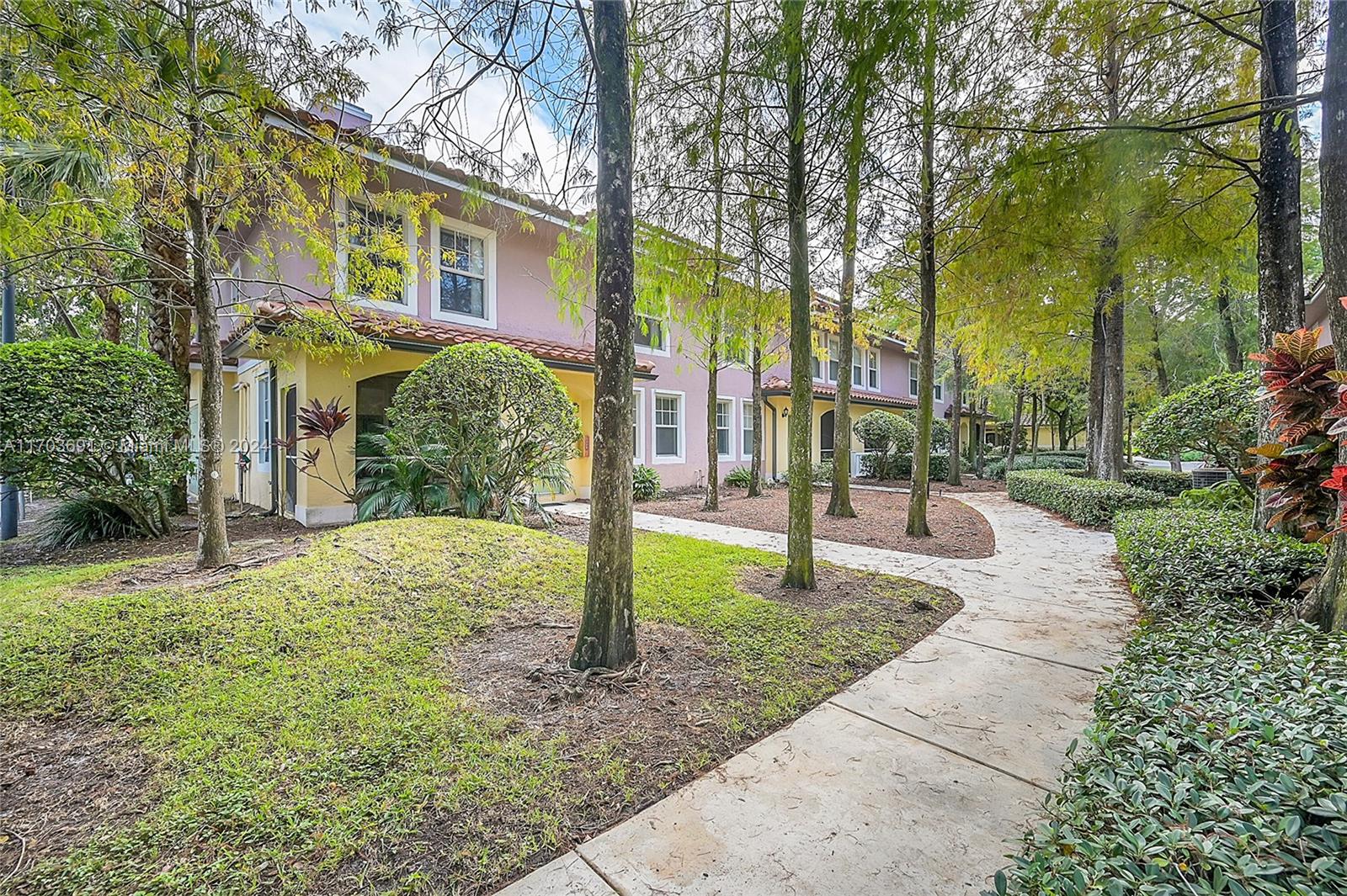 a view of a yard in front of the house