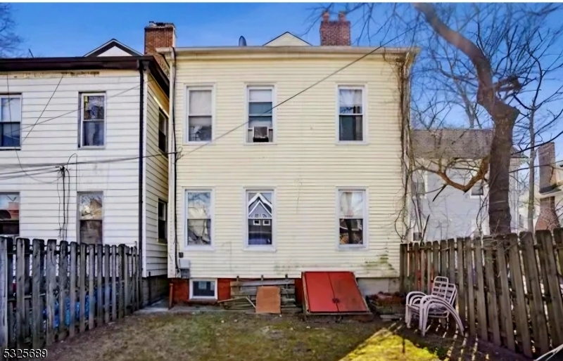 a view of front of house with a yard