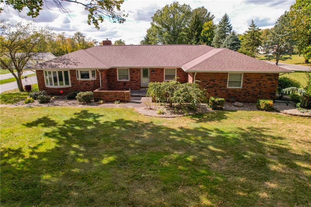 a view of a house with a yard