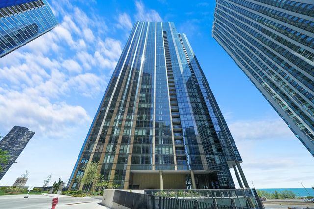 $975,000 | 211 North Harbor Drive, Unit 2203 | Near East Side