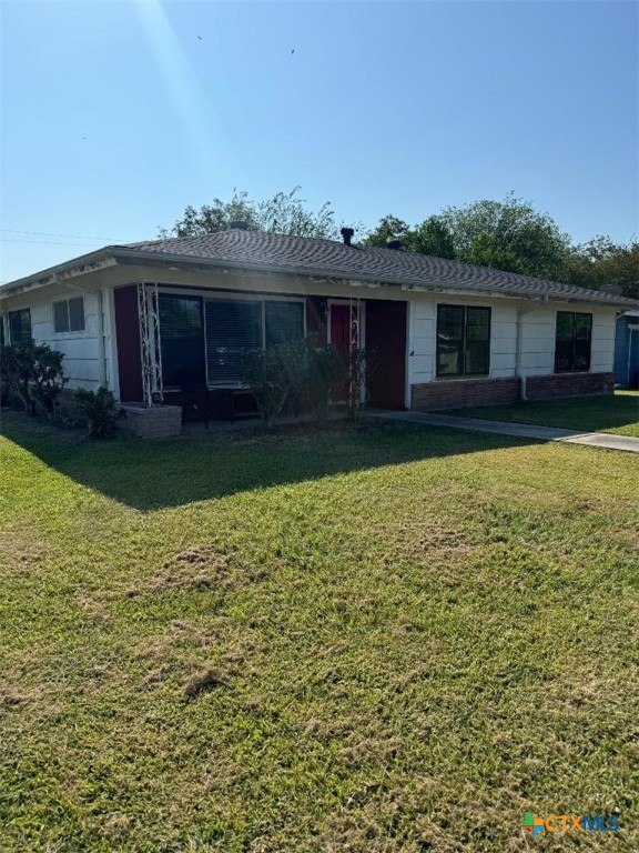 a view of a yard in front of the house