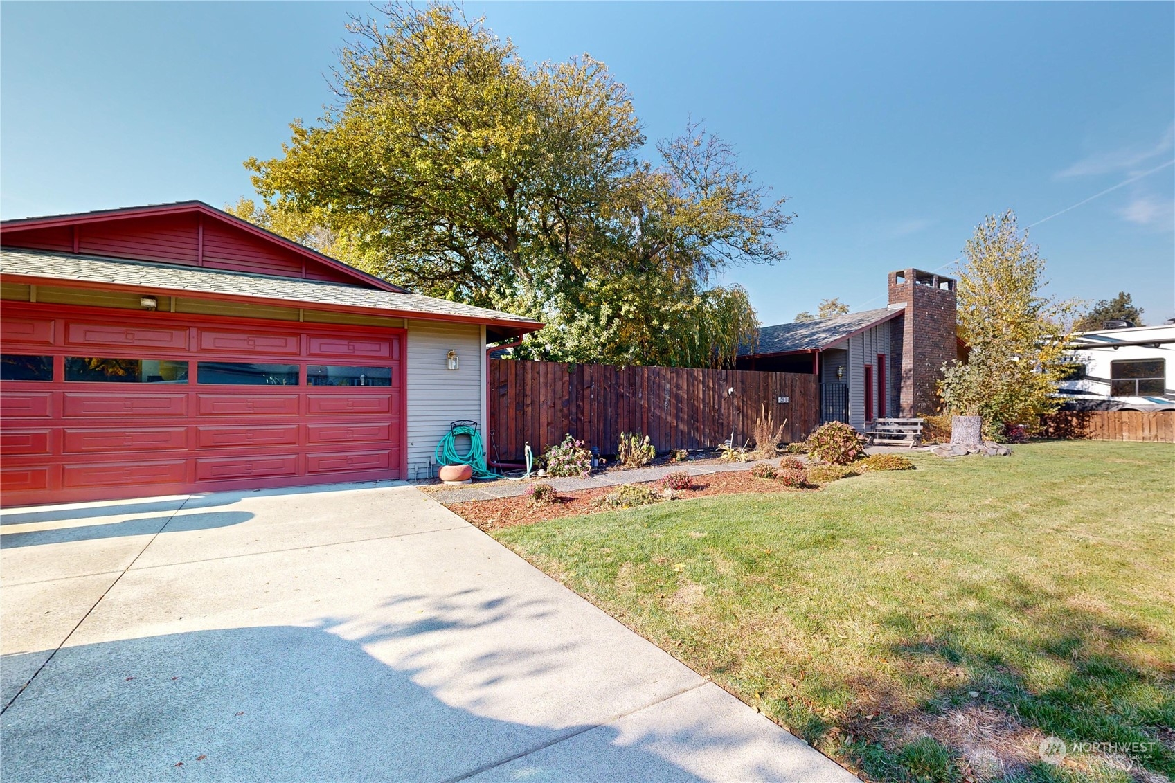 a view of a house with backyard and sitting area