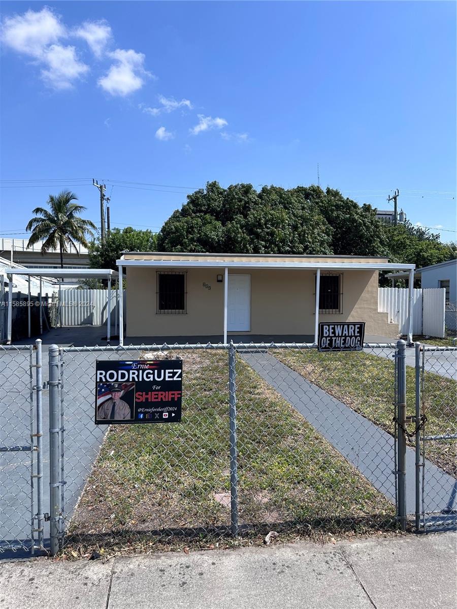 a view of a house with backyard