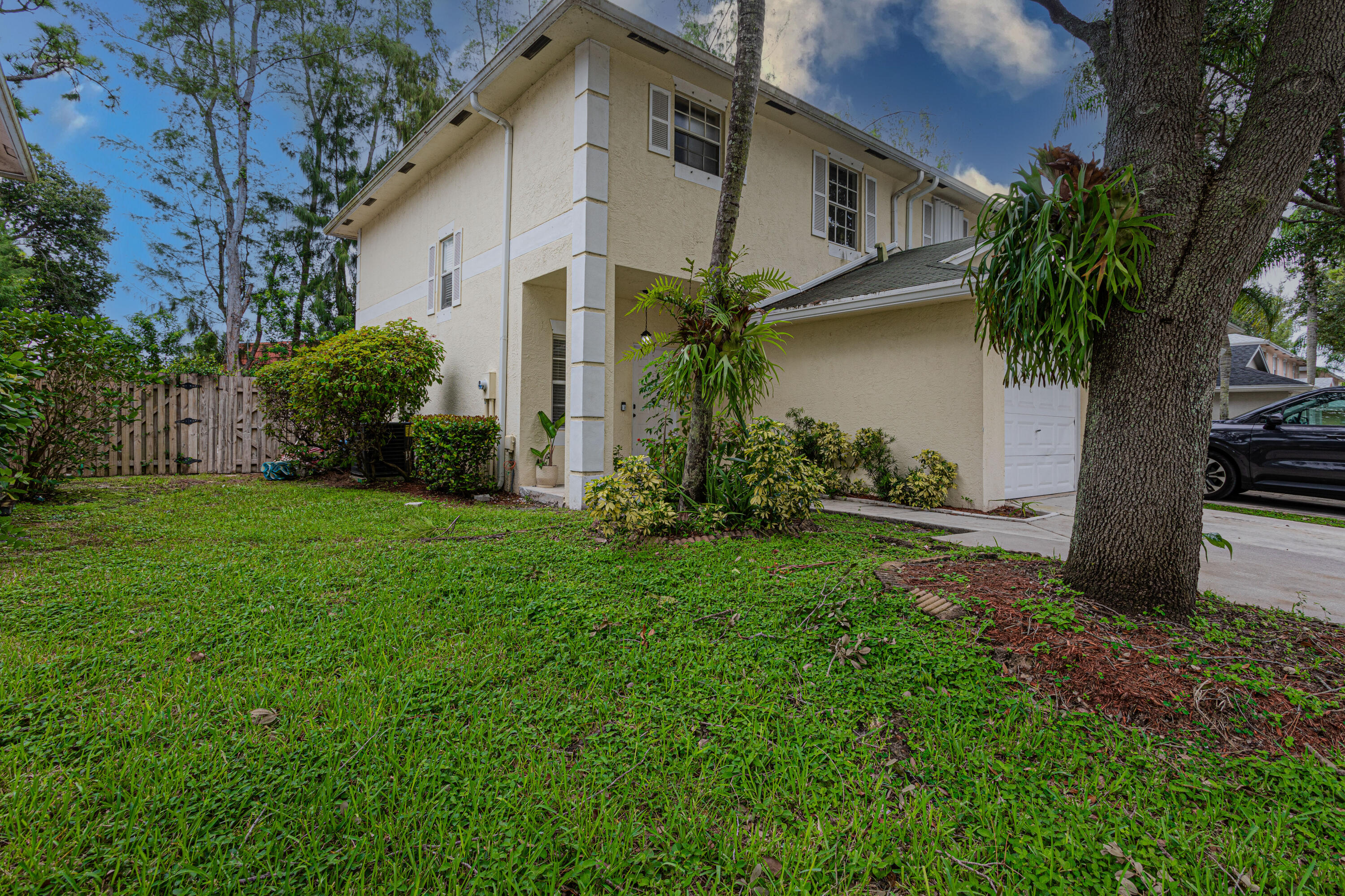 a view of a house with a yard