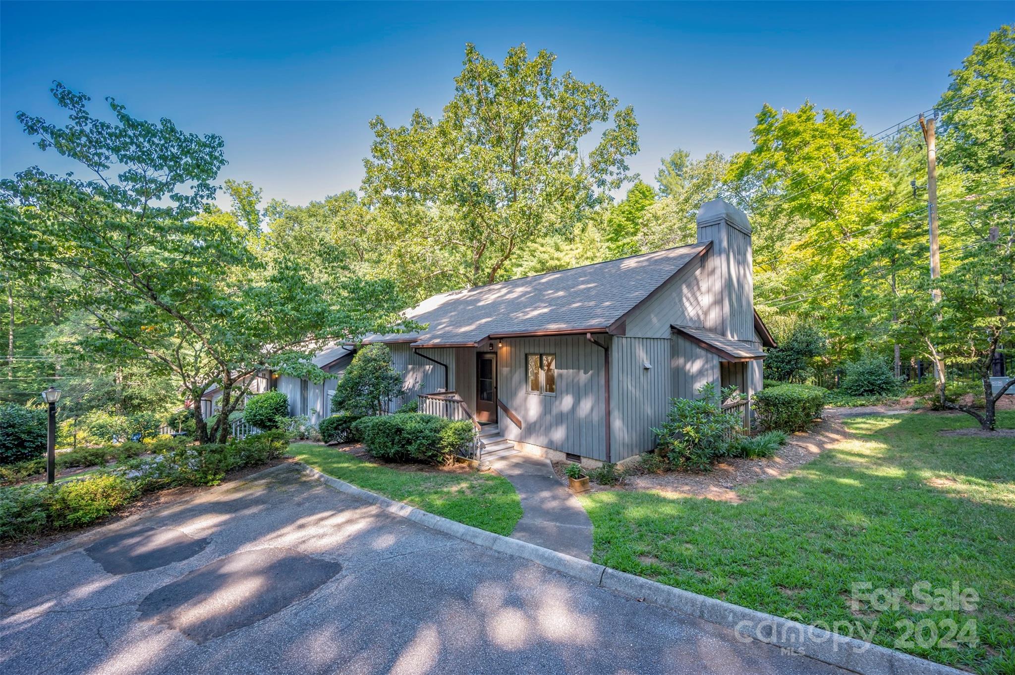 a view of a yard in front of house