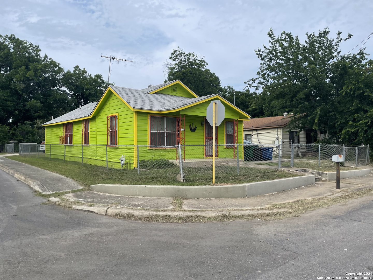 a view of front a house with a yard