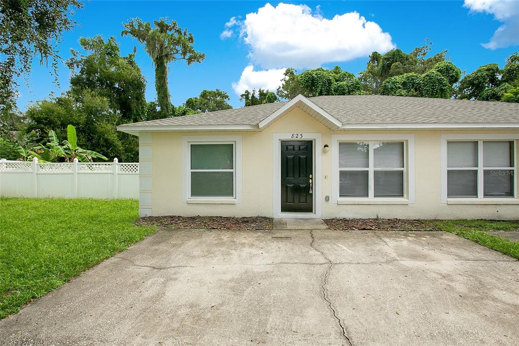 a view of a house with a yard