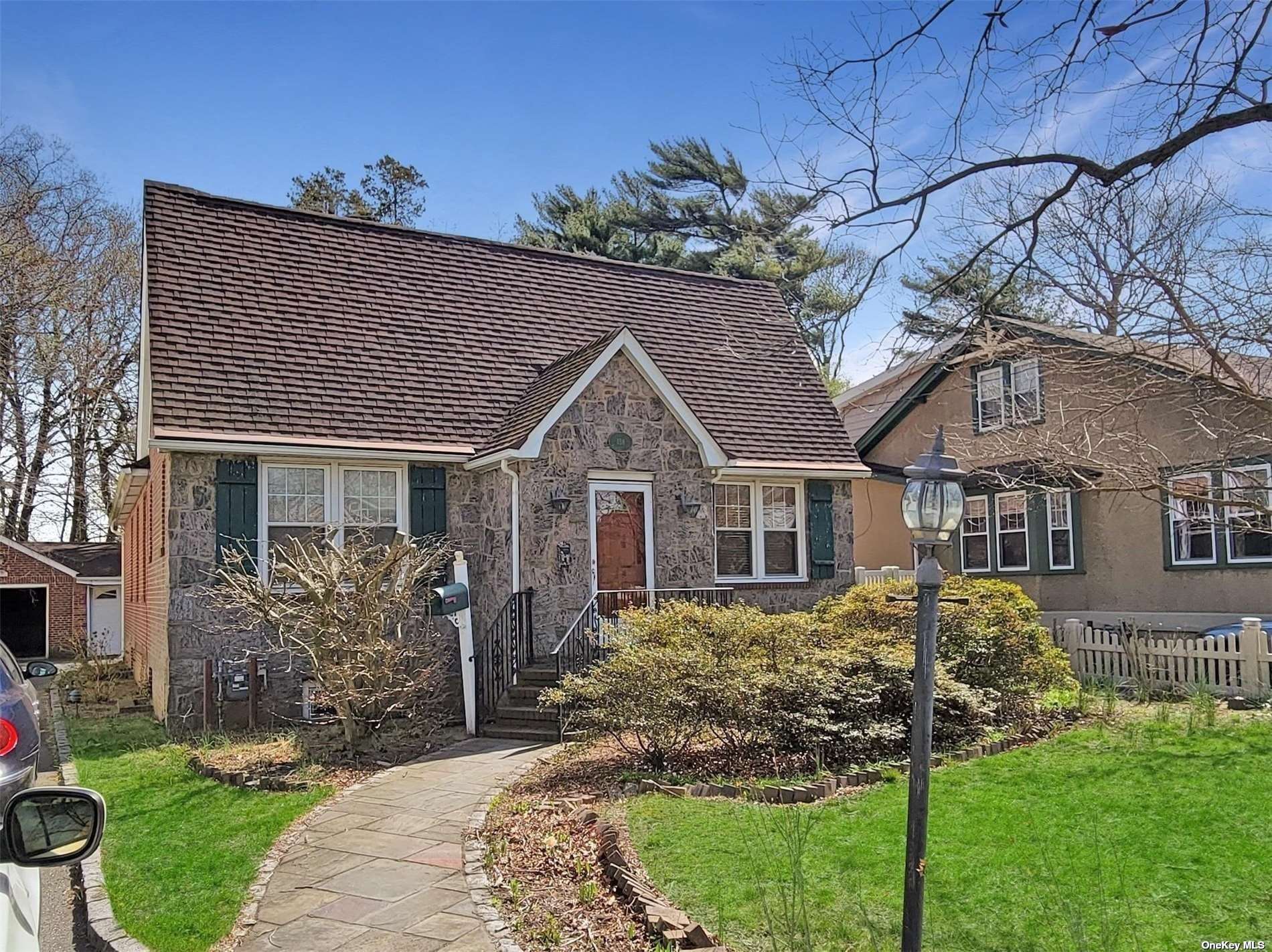 a view of house with a yard